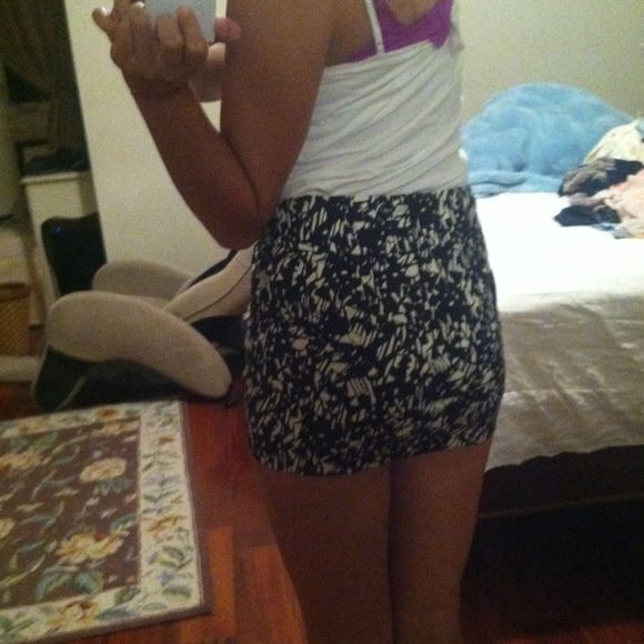 Black and white short high waisted skirt - Picture 2 of 2