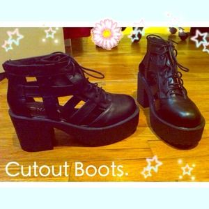 😯🚫SOLD🚫Black chunky heel cut-out boot