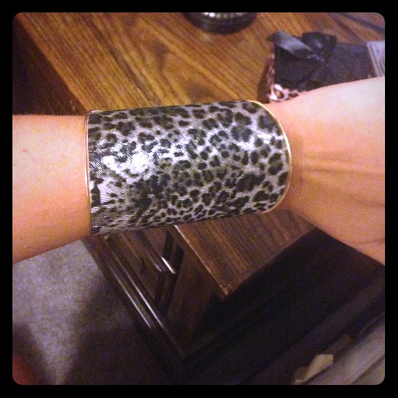 ✨Black/grey/silver leopard print cuff bracelet✨