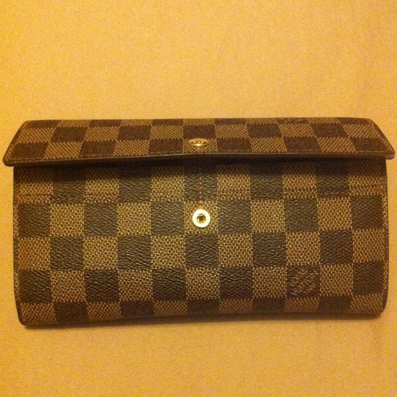 SOLD 💯% Authentic LV Sarah Wallet