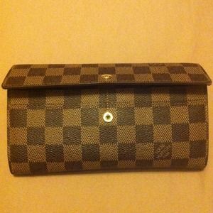 SOLD 💯% Authentic LV Sarah Wallet