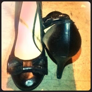 Nine West closed toe pumps w/ bow embellishment👠