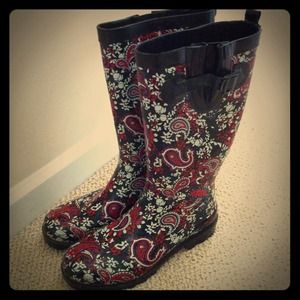 Adorable rain boots size 8!