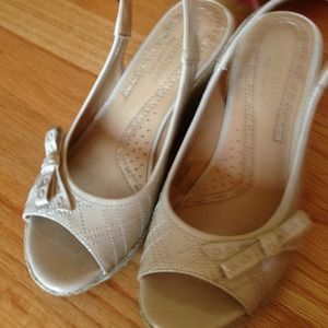 Naturalizer nude wedges