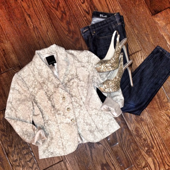 🎉PRICE CUT!!!🎉Creme & Gold Vintage-Feel Blazer