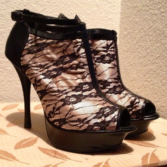 Black/Cream Lace Booties - Picture 2 of 4