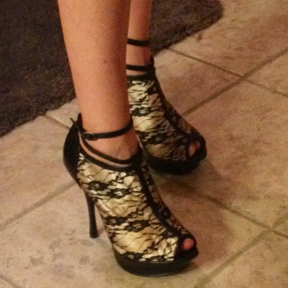 Black/Cream Lace Booties - Picture 4 of 4