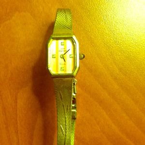 *REDUCED*Vintage real diamond and gold tone watch!