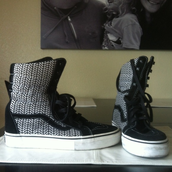I'm selling my high top vans with a bone pattern!!
