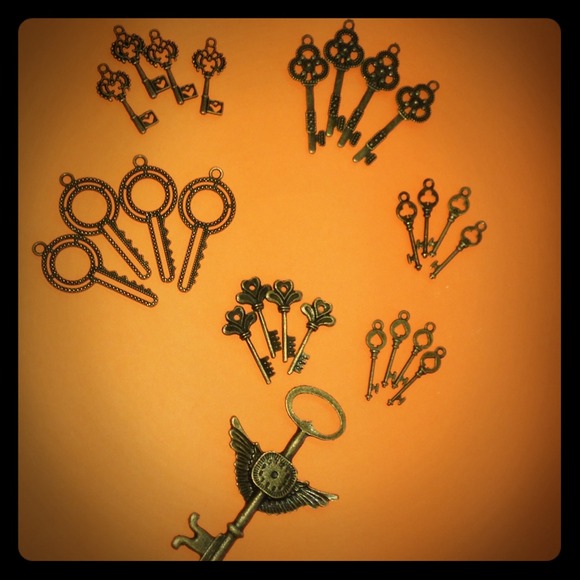 Jewelry - Skeleton key lot.