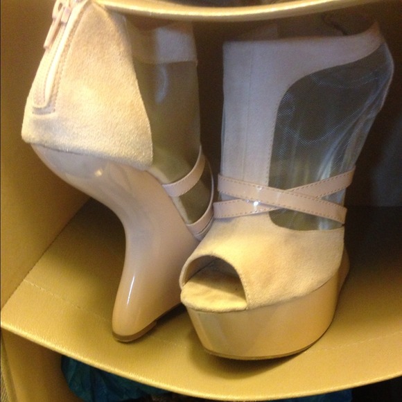 Nude heels 💙💛💙💚