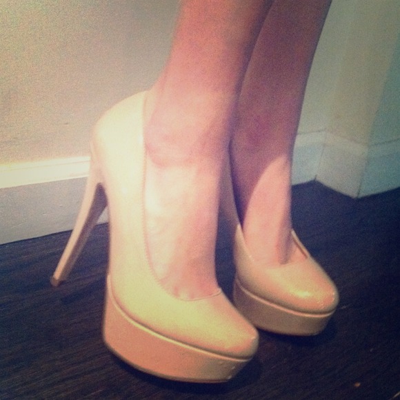 Price reduced! Aldo nude pumps size 7
