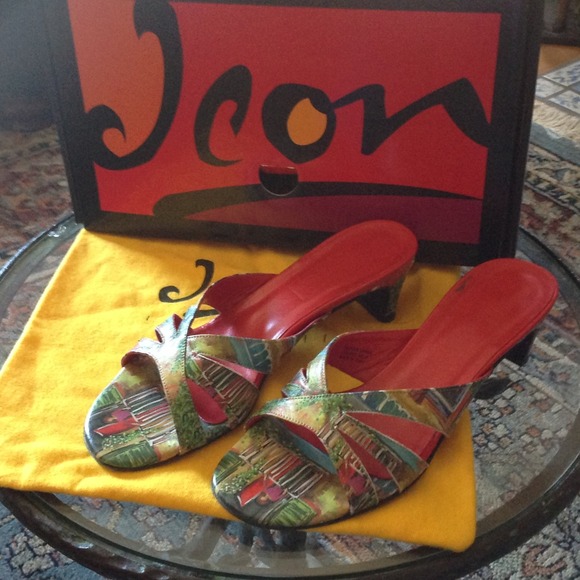 Icon 3Band Sandal "Woman on a Balcony"