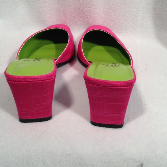 Bijou Bright Fuschia Mules NWOT - Picture 2 of 4