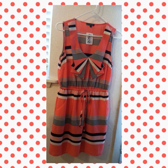 Beautiful multi color sleeveless dress.