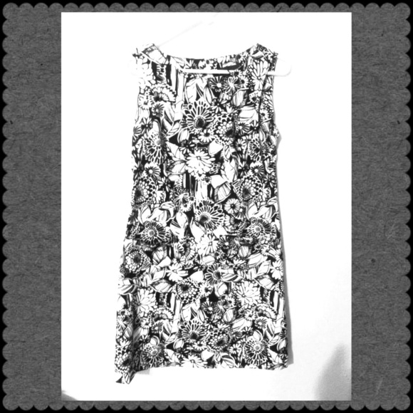 Black & White sleeveless dress w/pockets in front