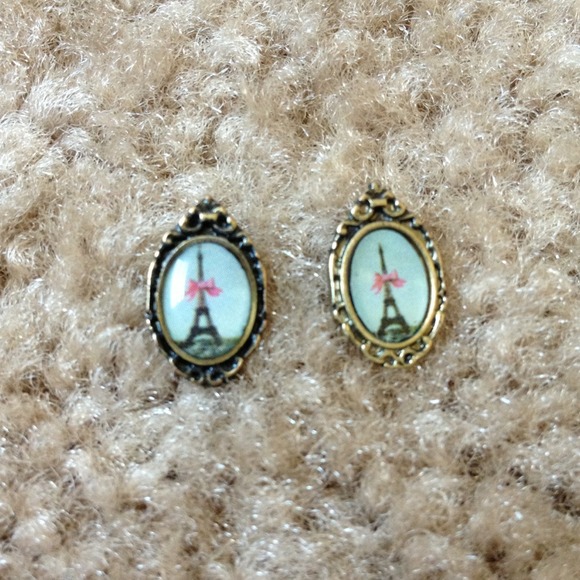 Eifle tower stud earrings