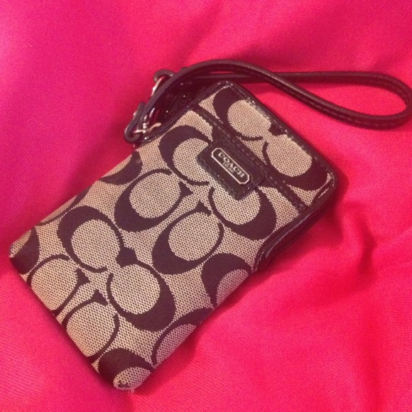 Reduced!!! Coach wristlet - Picture 1 of 3