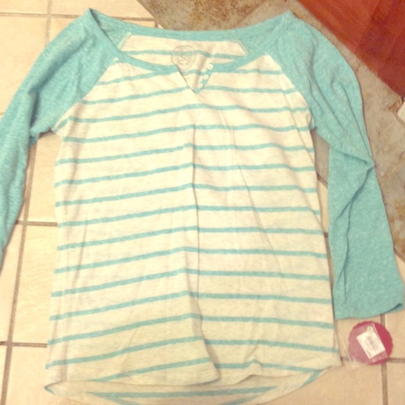 New Never Worn Baseball Tee w/Stripes. Brand:SO