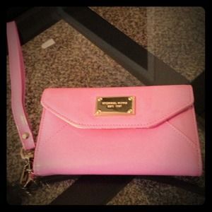 💯 Authentic Michael Kors iPhone 5 case\wristlet