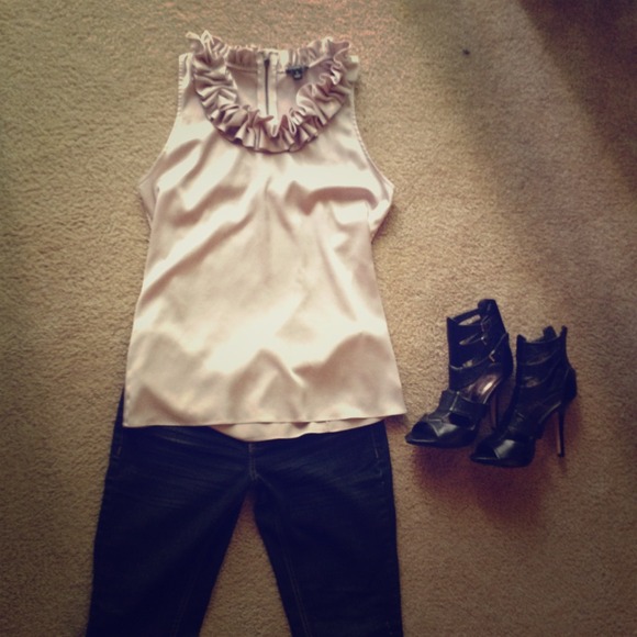 Cute Ann Taylor top!