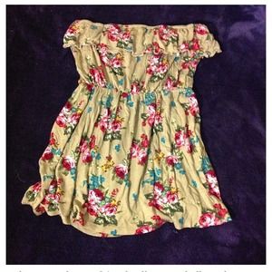 Cute strapless shirt.