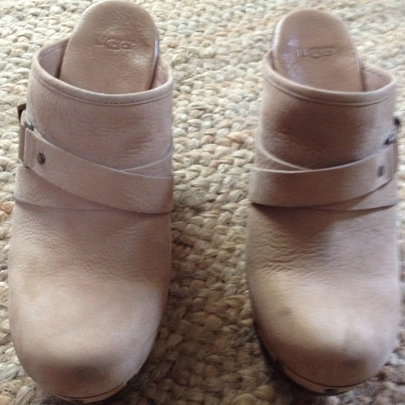 🚨Reduced 10 dollars🚨Gorgeous Ugg clogs! 😍💋