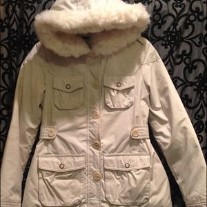 ❄️SOLD: @lilbitz87❄️BANANA REPUBLIC OFF-WHITE Coat