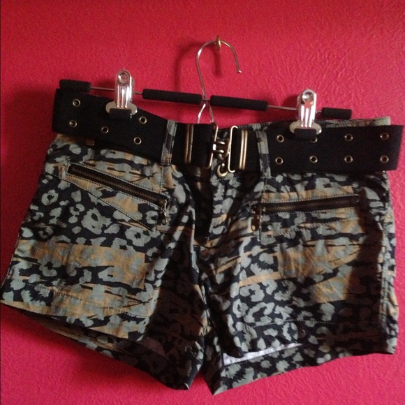 Shorts with belt