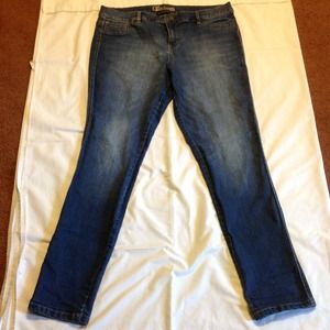 NEW YORK &COMPANY LOW RISE LEGGING BLUE JEANS