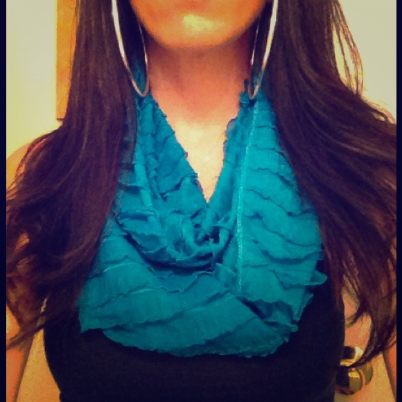 🚫SOLD IN BUNDLE🚫Turquoise Ruffled Infinity Scarf
