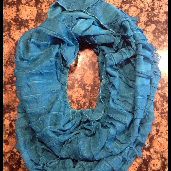 🚫SOLD IN BUNDLE🚫Turquoise Ruffled Infinity Scarf - Picture 3 of 3