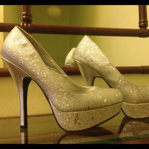 Qupid Silver Pumps ❤