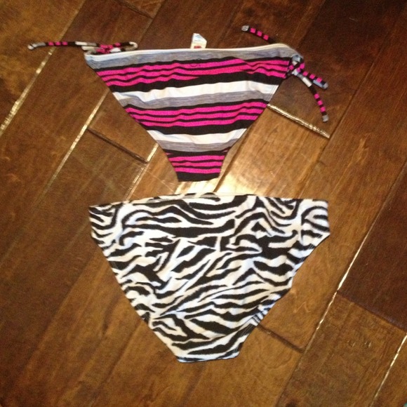 1 bikini top with 2 matching bottoms - Picture 4 of 4