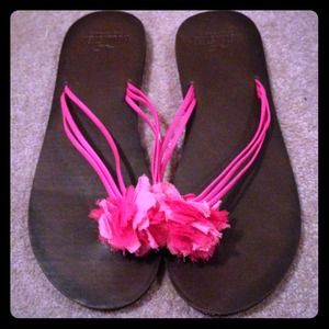 Hollister flip flops 🌺