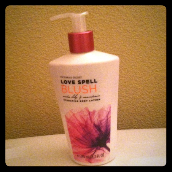 VS Love Spell Blush Lotion