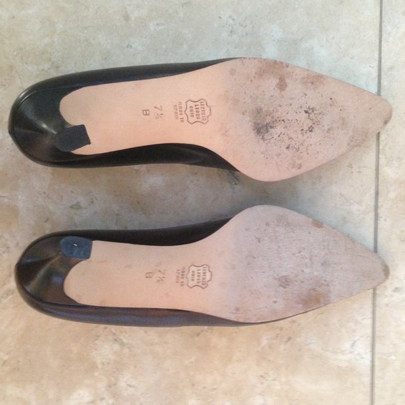 *SOLD* Black Leather Pointed Heels - Picture 4 of 4