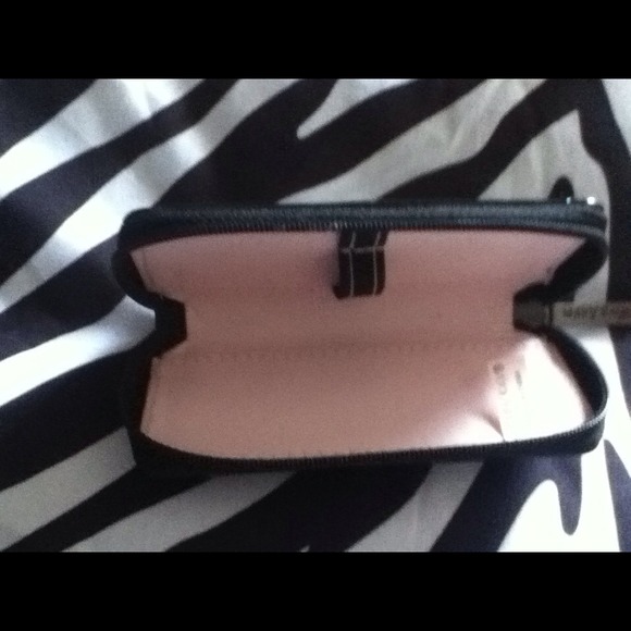 Eyebrow accessory case - Picture 1 of 2