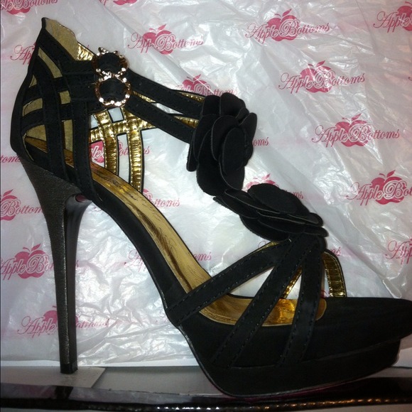 👍Brand new Apple Bottom heels👍