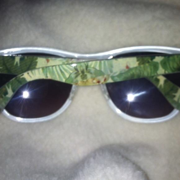 Tropical Flowered Sunglasses - Picture 3 of 4