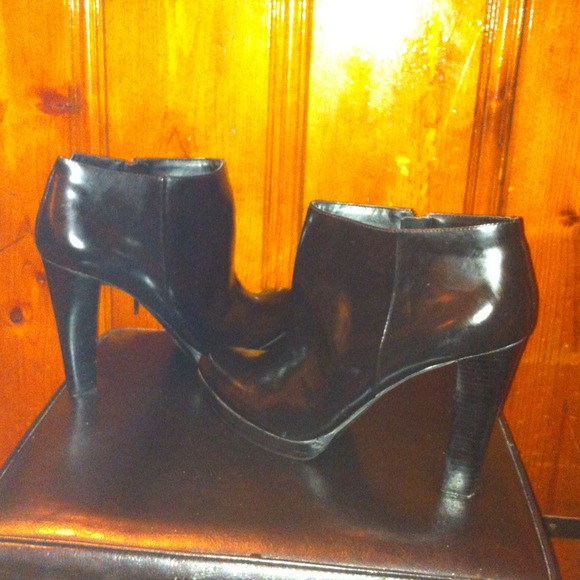 Sexy leather black booties