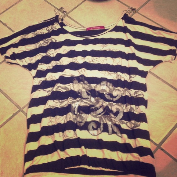 Striped shirt with detailing on shoulders. - Picture 1 of 4