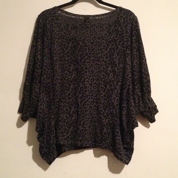⏬Reduced⏬Dark Grey Leopard Top - Picture 2 of 2