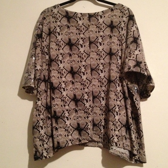 ❗️SALE❗️Style & Co. Snake Print Top - Picture 3 of 4