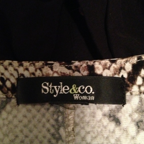 ❗️SALE❗️Style & Co. Snake Print Top - Picture 4 of 4