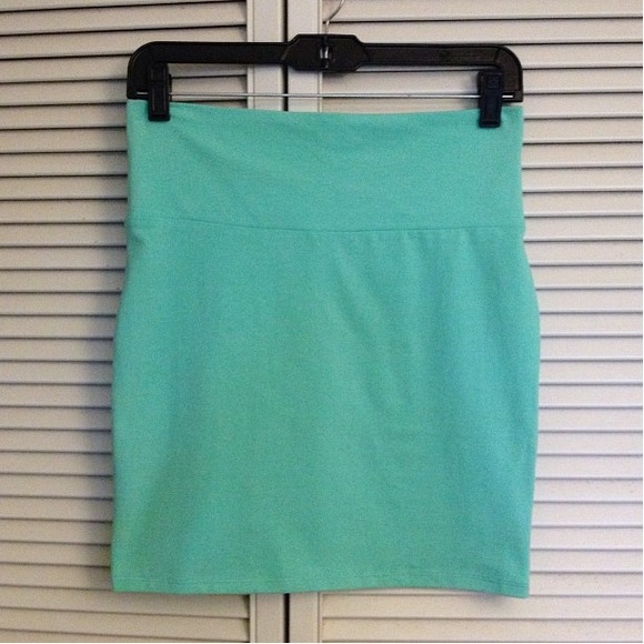 🎀 On hold 🎀Tiffany pencil skirt & white crop top