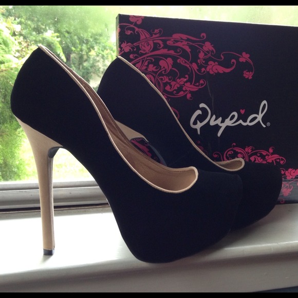 ❌BUNDLED/SOLD❌Black & Tan Velvet Platform Pumps - Picture 2 of 4