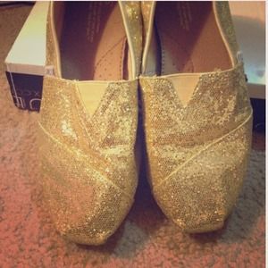 2 pairs of TOMS!