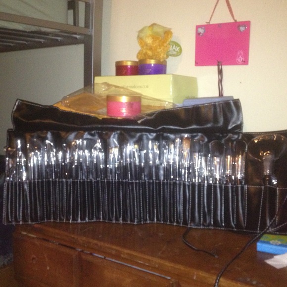 32 pc never used MAC makeup brush set!!