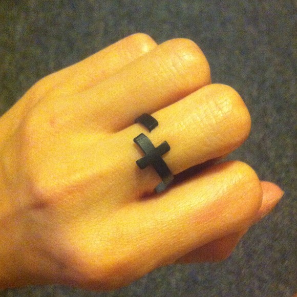 ❌SOLD❌ ✴️ FREE ✴️ with any other purchase! 💜 Cross ring 💫